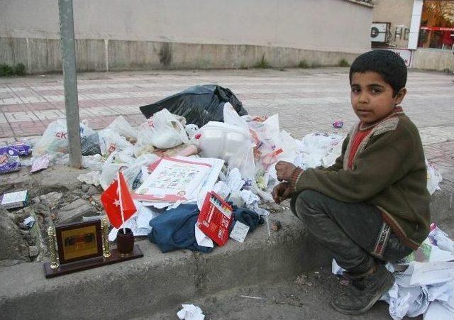 Suriyeli Çocuğun Türk Bayrağı Aşkı