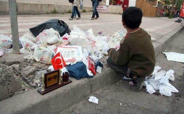 Suriyeli Çocuğun Türk Bayrağı Aşkı