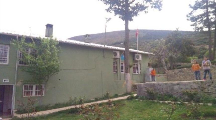 Mk&uuml; &Ouml;ğrencileri, Toplumsal Hizmet Dersi Kapsamında Bir İlk&ouml;ğretim Okulunu Boyadı