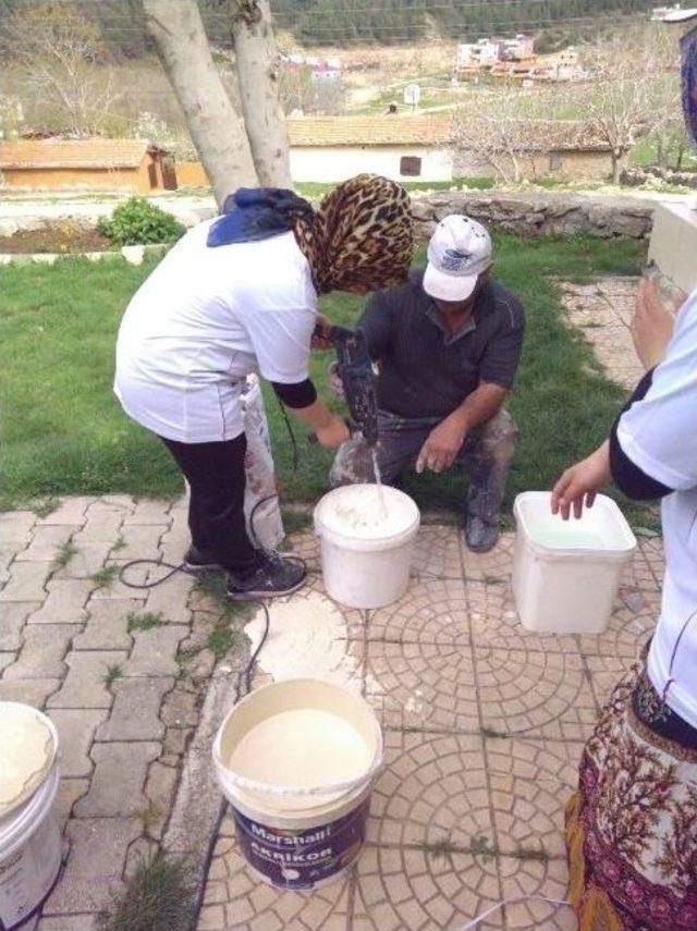 Mkü Öğrencileri, Toplumsal Hizmet Dersi Kapsamında Bir İlköğretim Okulunu Boyadı