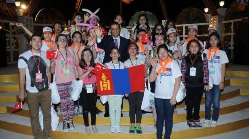 Vali T&uuml;rker, 23 Nisan Şenlik &Ccedil;ocuklarıyla Yemekte Buluştu