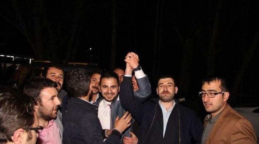 Gen&ccedil;ler Damadı &Ccedil;aldılar Ko&ccedil;u Kaptılar