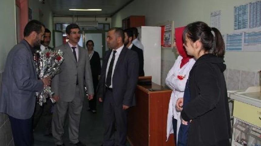 Başkale M&uuml;ft&uuml;l&uuml;ğ&uuml; Hastalara G&uuml;l Ve Lokum Dağıttı