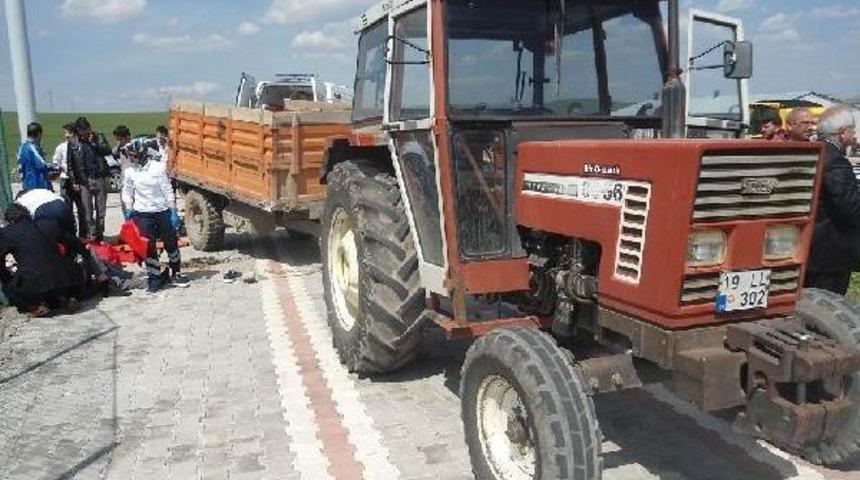 Trakt&ouml;r R&ouml;morku &Uuml;zerinde Ma&ccedil;a Giden &Ouml;ğrenciler Kaza Yaptı : 17 Yaralı