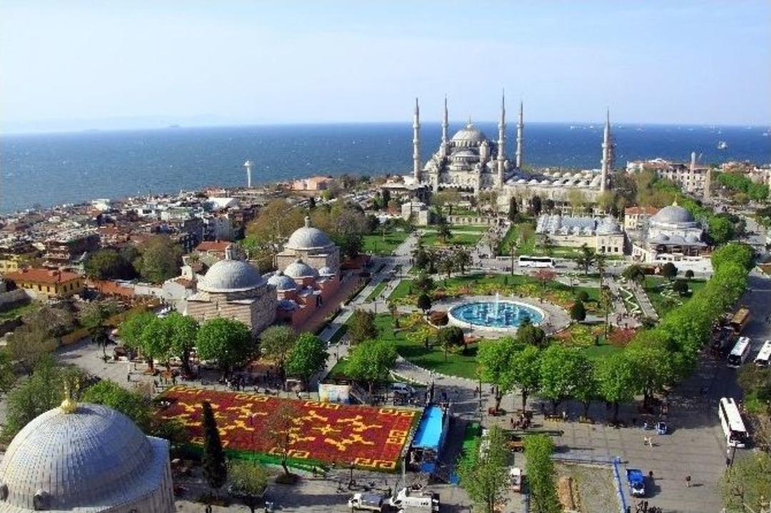 D&uuml;nyanın En B&uuml;y&uuml;k &lsquo;lale Halısı&rsquo; İstanbul&rsquo;da Yapıldı