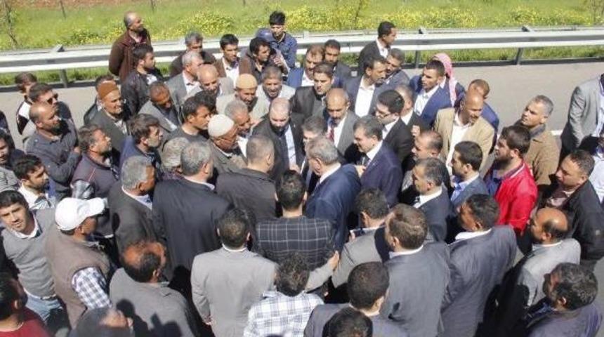 Şanlıurfa'da &Ccedil;ift&ccedil;iler Ak Partili Adayların Yolunu Kesti