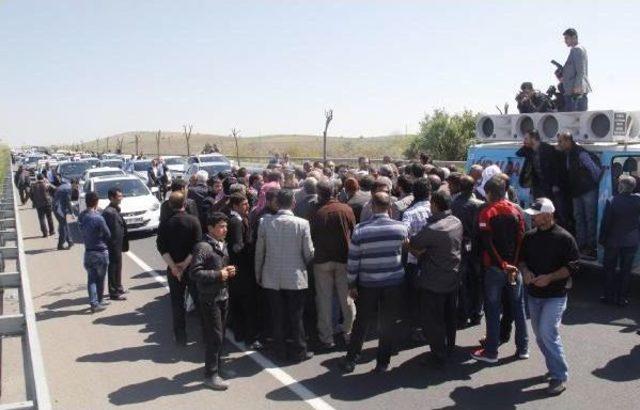 Şanlıurfa'da Çiftçiler Ak Partili Adayların Yolunu Kesti