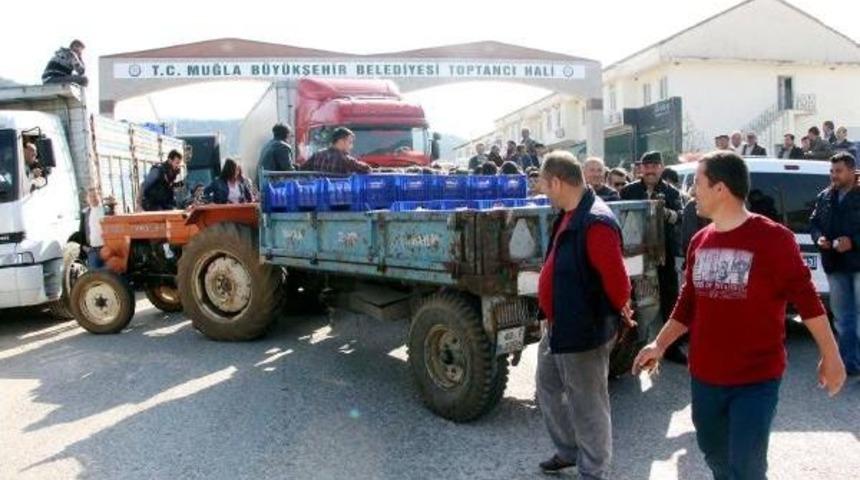 &Uuml;reticiler Hal Girişini Kapattı