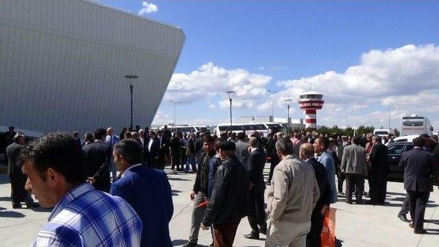Ak Parti Kars Milletvekili Adayları Havaalanında Coşkuyla Karşılandı
