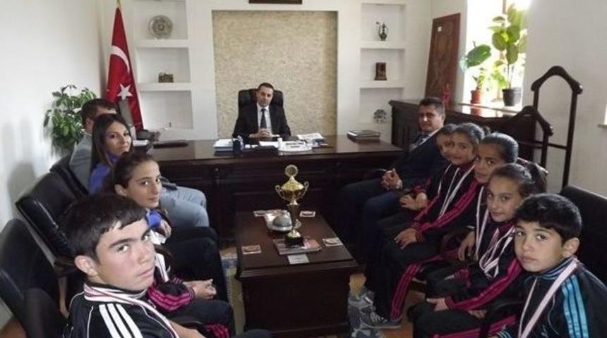 Bayat Yatılı B&ouml;lge Ortaokulu &Ouml;ğrencilerinin Atletizm Başarısı