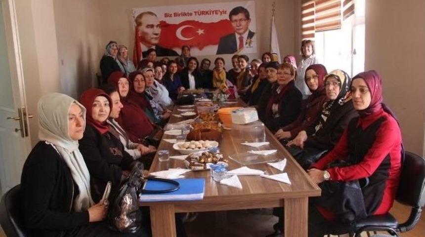 Ak Partili Kadınlardan Kaynaşma Ve Dayanışma Toplantısı
