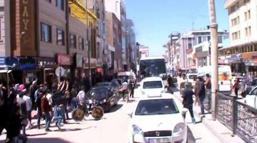 Ak Parti'nin Se&ccedil;im Otob&uuml;s&uuml;ne Yumurtalı, Taşlı Saldırı