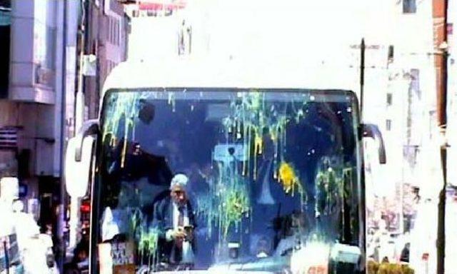 Ak Parti'nin Seçim Otobüsüne Yumurtalı, Taşlı Saldırı
