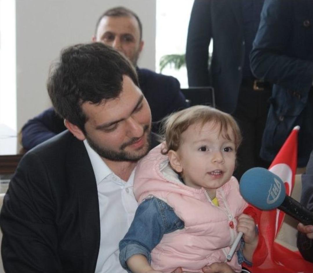 Milletvekili Adayının Se&ccedil;im Merkezi Ziyaretine Minik Kız Damga Vurdu