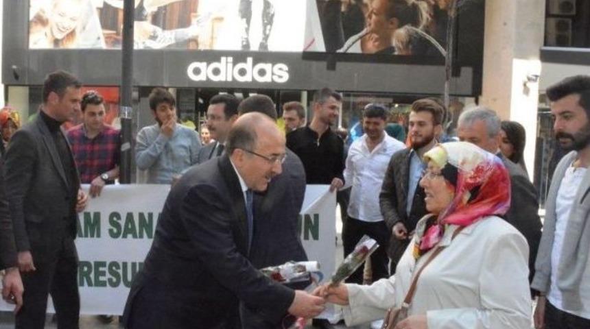 Başkan G&uuml;mr&uuml;k&ccedil;&uuml;oğlu Vatandaşlara G&uuml;l Dağıttı