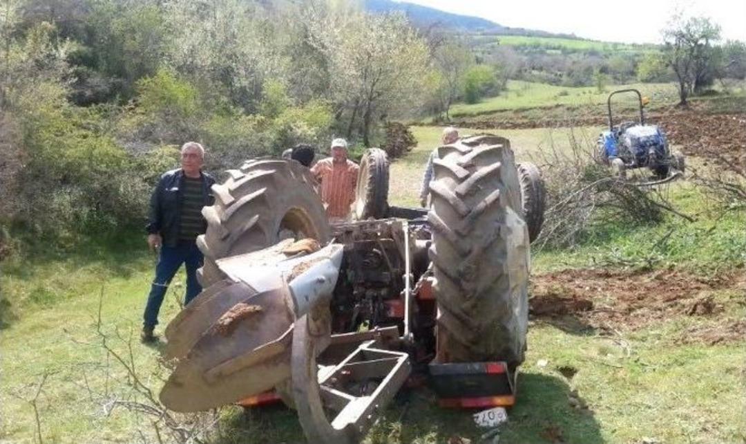 Tarla S&uuml;rmeye Giderken Devrilen Trakt&ouml;r&uuml;n&uuml;n Altında Kaldı