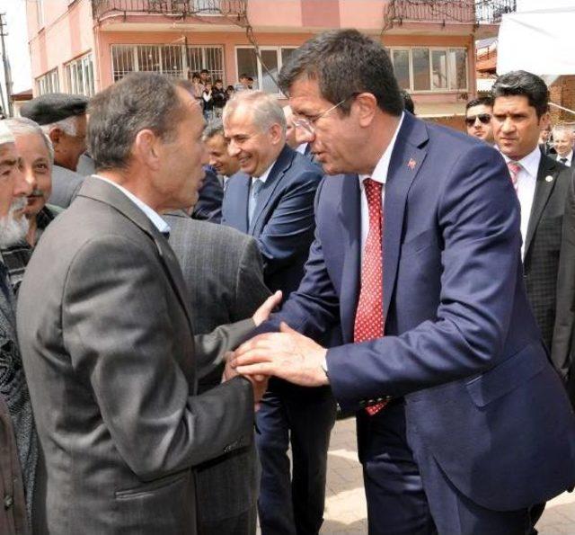 Bakan Zeybekci, Seçim Kampanyasına Yırtık Don Giydiği Köyden Başladı