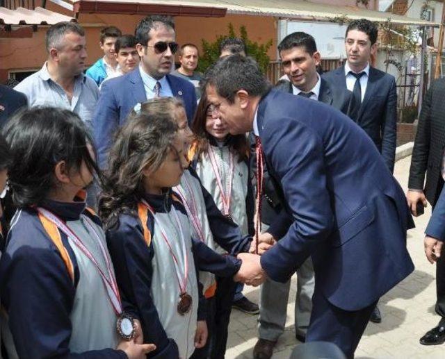 Bakan Zeybekci, Seçim Kampanyasına Yırtık Don Giydiği Köyden Başladı