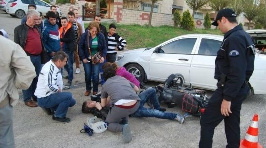 Otomobille &Ccedil;arpışan Motosikletli Yaralandı