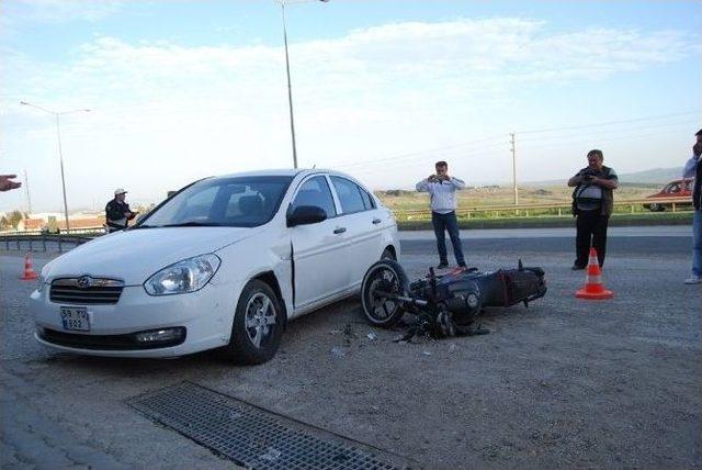 Otomobille Çarpışan Motosikletli Yaralandı