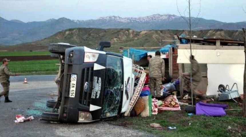 Mevsimlik Iş&ccedil;ileri Taşıyan Minib&uuml;s Devrildi: 22 Yaralı