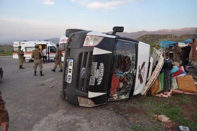 Mevsimlik Iş&ccedil;ileri Taşıyan Minib&uuml;s Devrildi: 22 Yaralı 2