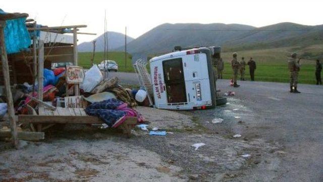 Mevsimlik Işçileri Taşıyan Minibüs Devrildi: 22 Yaralı