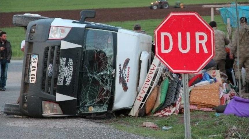 Elazığ&rsquo;da Minib&uuml;s Devrildi: 22 Yaralı