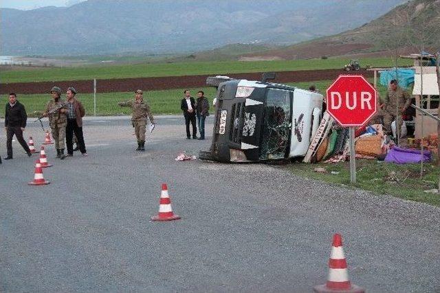 Elazığ’da Minibüs Devrildi: 22 Yaralı