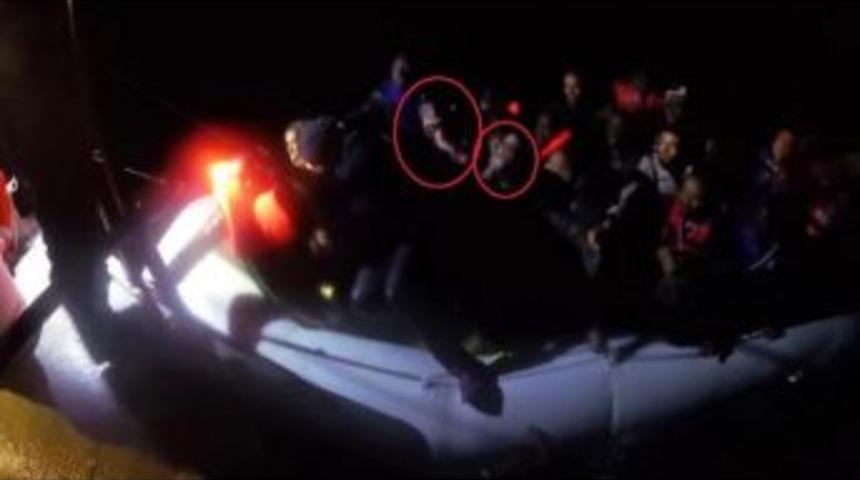 Denizin Ortasında Ikiz Bebek D&uuml;nyaya Getirdi