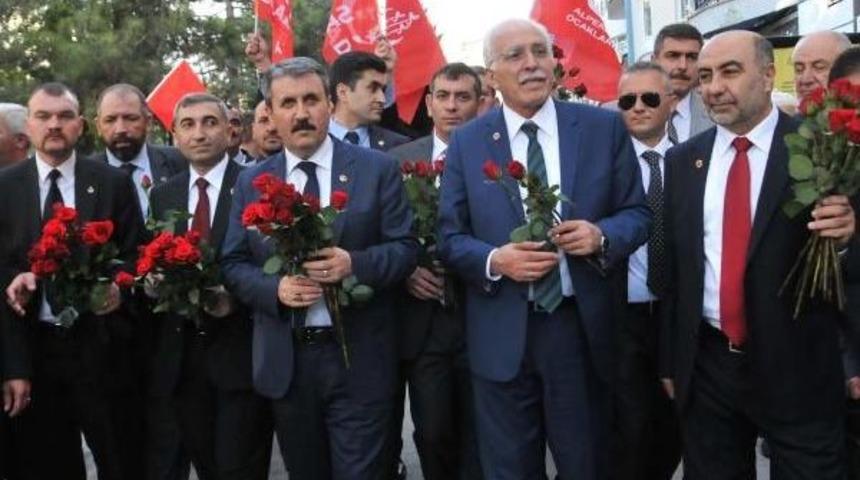 Kamalak Ve Destici Eskişehir'de Vatandaşlara Kırmızı G&uuml;l Dağıttı