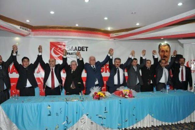 Kamalak Ve Destici Eskişehir'de Vatandaşlara Kırmızı Gül Dağıttı