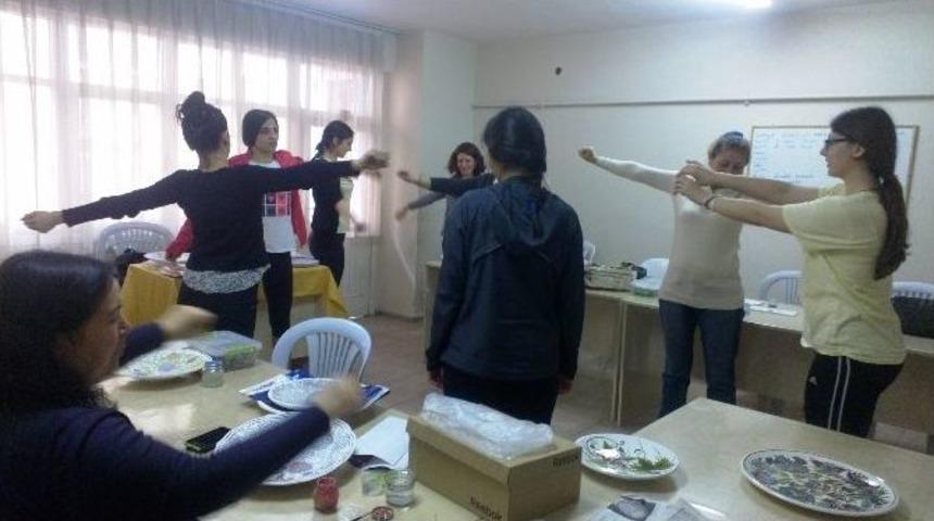 İzmek, &Ouml;ğrencilere Destek Olmaya Devam Ediyor