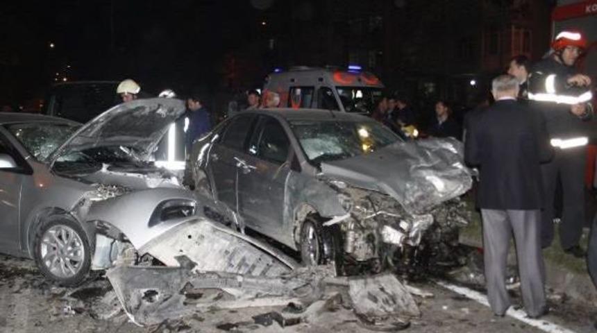 G&ouml;lc&uuml;k'te 3 Ara&ccedil; Birbirine Girdi: 6 Yaralı