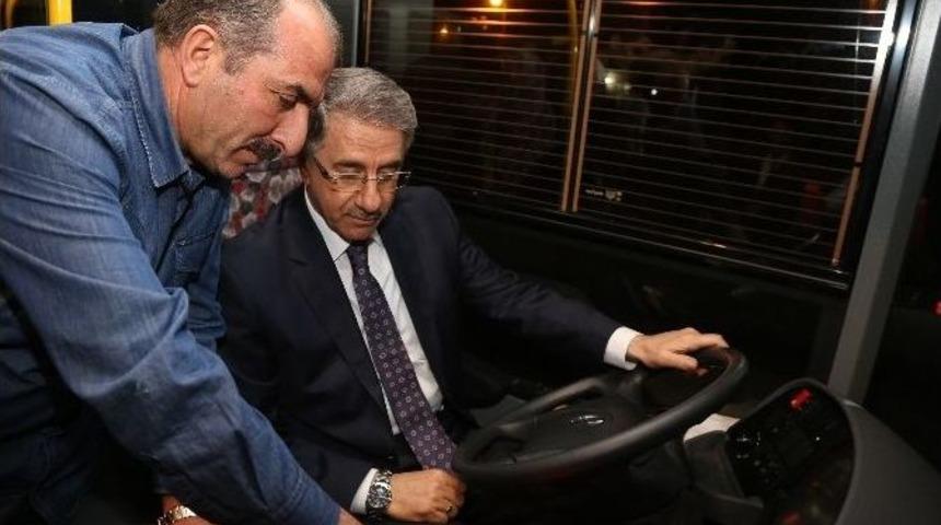 Elazığ Belediye Başkanı Yanılmaz, Yeni Alınan Otob&uuml;sleri Test Etti
