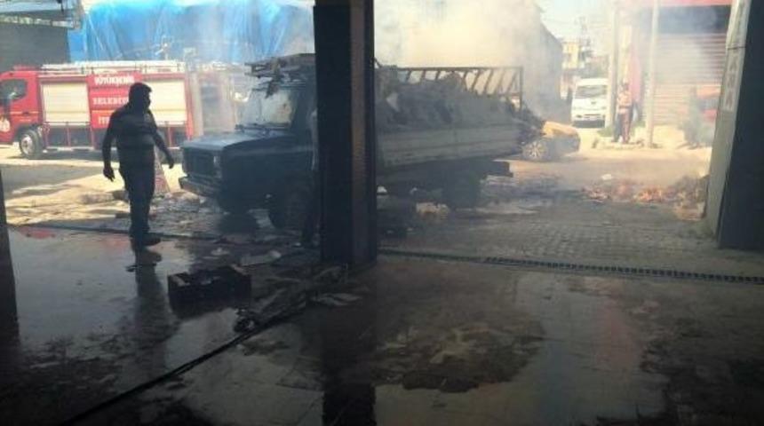 Kamyonet Alev Alev Yanarken Işyerine Gridi