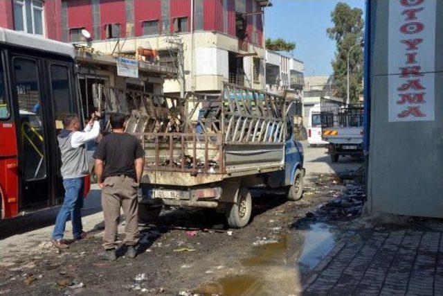 Kamyonet Alev Alev Yanarken Işyerine Gridi