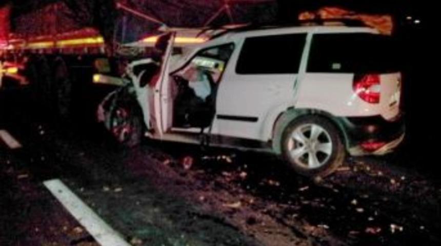 Otomobil, Tır'a Arkadan &Ccedil;arptı: 2 &Ouml;l&uuml;, 1 Yaralı