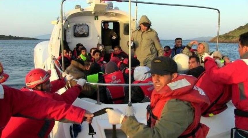 Bindikleri Bot Batan Ka&ccedil;aklar Kurtarıldı