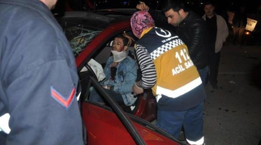 İneg&ouml;l'de Otomobil Ile Kamyonet &Ccedil;arpıştı: 3 Yaralı