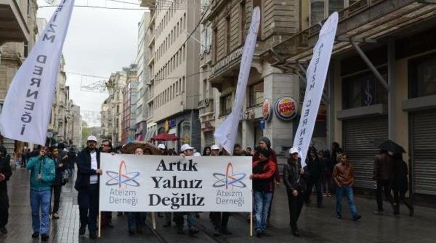 Ateizim Derneği Birinci Yaşını Y&uuml;r&uuml;y&uuml;şle Kutladı