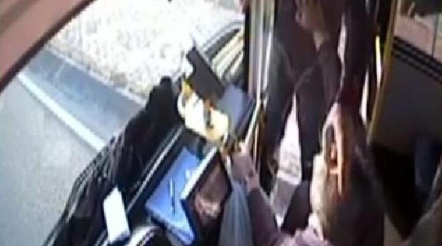 Hareket Halindeki Otob&uuml;ste Şof&ouml;re Yumruk Attı