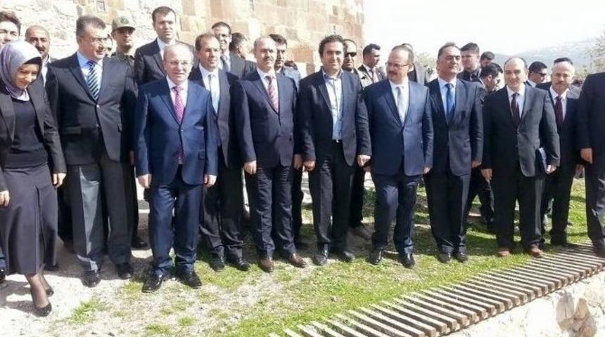 Bakan &Ouml;zt&uuml;rk Van&rsquo;dan Ayrıldı