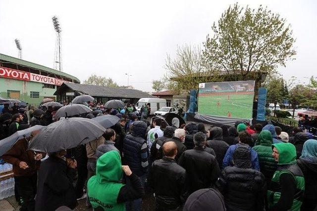 Seyircisiz Maç Canlı Yayınlandı