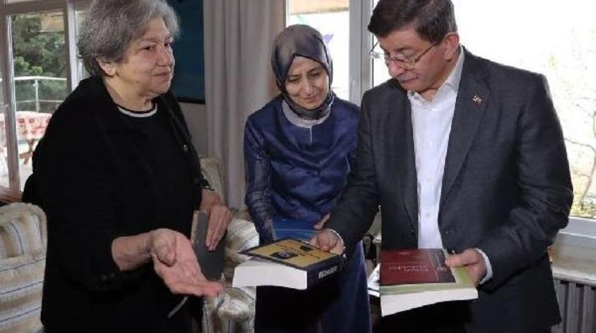 Başbakan Davutoğlu, Yaşar Kemal'in Eşine Taziye Ziyaretinde Bulundu