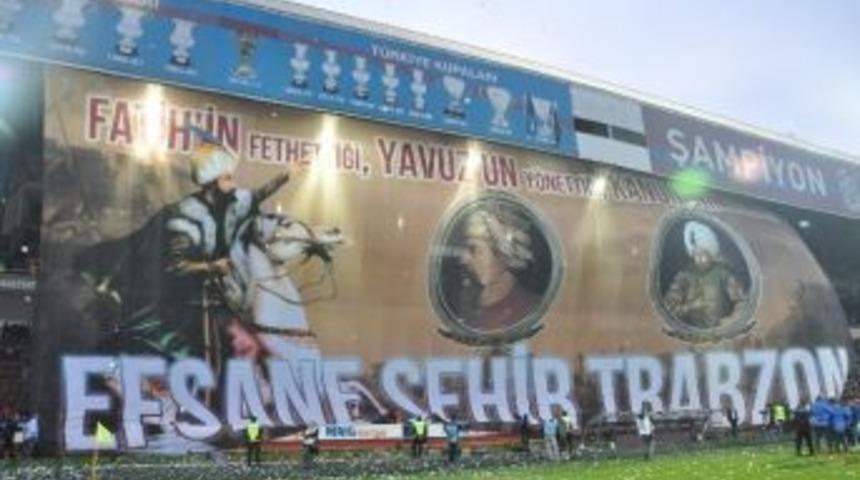Trabzonspor Ma&ccedil;ındaki Dev Pankartta İnanılmaz Hata