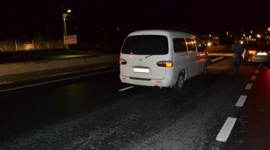 Alkoll&uuml; S&uuml;r&uuml;c&uuml; Yol Ortasında Sızdı