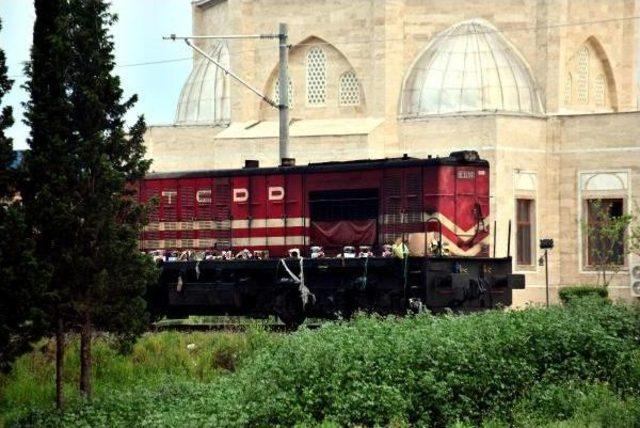 Lokomotif, Zeytin Yüklü Tır'a Çarptı: 1 Ölü