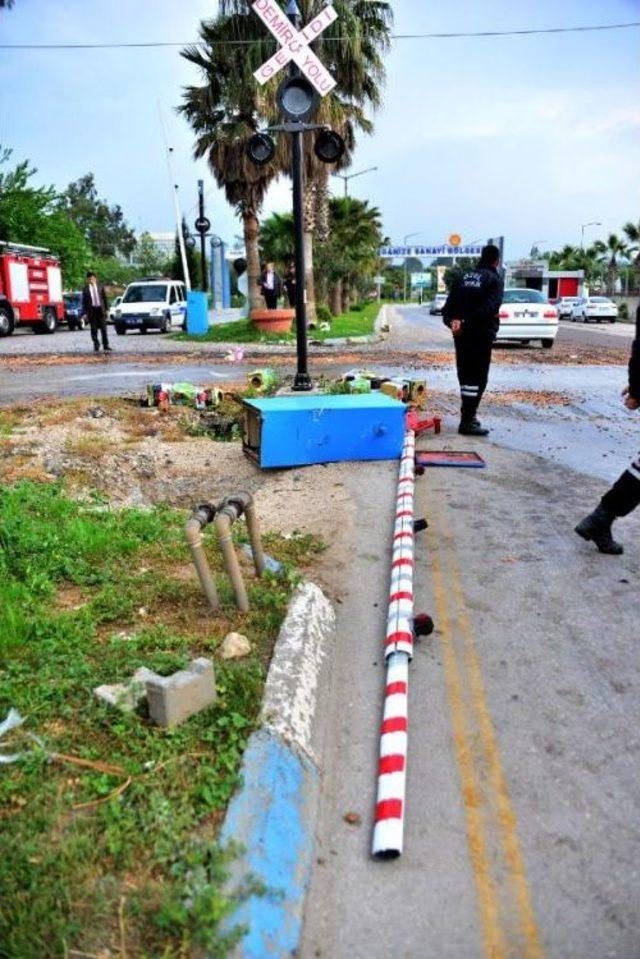 Lokomotif, Zeytin Yüklü Tır'a Çarptı: 1 Ölü