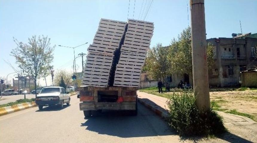 Adıyaman&rsquo;da Aşırı Y&uuml;kl&uuml; Tır Kazaya Davetiye &Ccedil;ıkardı